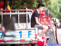 双马尾辫清纯萝莉半脱下内裤被炮友随意操，无毛粉穴第一视角拍摄，进进出出啊啊直叫，操的非常享受捂着脸