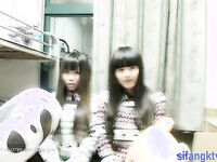 双马尾辫清纯萝莉半脱下内裤被炮友随意操，无毛粉穴第一视角拍摄，进进出出啊啊直叫，操的非常享受捂着脸