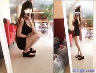 双马尾辫清纯萝莉半脱下内裤被炮友随意操，无毛粉穴第一视角拍摄，进进出出啊啊直叫，操的非常享受捂着脸