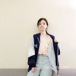 服を着ていると胸が大きく見える丸顔の女の子が服を脱ぐのを待ちきれずに胸を揉んだりキスしたりイチャイチャしたり、男主人公をあの手この手で舐めるが失敗。難しくなる。