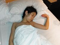 猥琐摄影师带小嫩模去香港拍写真 找机会下药迷翻带回酒店各种姿势啪啪啪