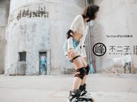 最新巅峰颜值超人气新晋推特露出网红女神▌峰不二子 ▌美穴塞入跳蛋玩滑下体都湿透了 男厕帮路人小哥哥解决翘硬肉棒50P1V