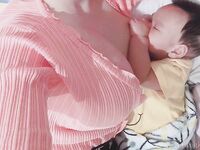 推特女神记录从学生时代到怀孕生孩子全蜕变 孕期下海卖奶水 快递直接躺在怀里喝的那种