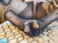 超人気女神「タオタオ+ロウロウ」の最新大規模プライベートショットノーパンストッキング、ロープアート、露出ポイント、膣の膨らみ、超透明な内部、タオタオの陰部がぼんやり見えています