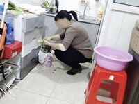 Haijiao 지역 사회에서 가장 나쁜 근친상간 신인 Feng Hua Xueyue는 그녀의 형제와 어머니를 박고 아들에게 어머니를 세게 박아달라고 계속 요구했습니다. 그녀는 죽을 때까지 참을 수 없었습니다.