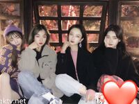 私房一月最新流出『魔手外购』极品厕拍《艺校极品学生妹》(同学)4 大尺度挑逗撩骚超水灵2