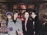 私房一月最新流出『魔手外购』极品厕拍《艺校极品学生妹》(同学)4 大尺度挑逗撩骚超水灵2