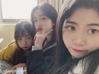 私房一月最新流出『魔手外购』极品厕拍《艺校极品学生妹》(同学)4 大尺度挑逗撩骚超水灵2