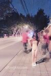 全裸露出被十六个路人看光身体
