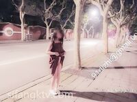 全裸露出被十六个路人看光身体