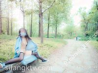 全裸露出被十六个路人看光身体