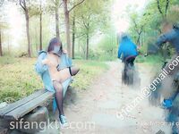 全裸露出被十六个路人看光身体