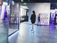 Ito ay A'Zhu - sumusunod sa pampublikong banyo