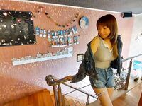 ล่าสุดที่รั่วไหลออกมาบน Twitter คือสาวปัญญาชนวิทยาลัยจิตวิทยาทางเลือก [คาริน] ที่ถ่ายรูปส่วนตัวที่ไม่เหมาะสมต่างๆ เธอชอบสร้างในส่วนส่วนตัวและชอบมีเซ็กส์กับลิลลี่เพื่อนสนิทของเธอ