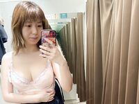 ล่าสุดที่รั่วไหลออกมาบน Twitter คือสาวปัญญาชนวิทยาลัยจิตวิทยาทางเลือก [คาริน] ที่ถ่ายรูปส่วนตัวที่ไม่เหมาะสมต่างๆ เธอชอบสร้างในส่วนส่วนตัวและชอบมีเซ็กส์กับลิลลี่เพื่อนสนิทของเธอ