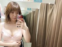 ล่าสุดที่รั่วไหลออกมาบน Twitter คือสาวปัญญาชนวิทยาลัยจิตวิทยาทางเลือก [คาริน] ที่ถ่ายรูปส่วนตัวที่ไม่เหมาะสมต่างๆ เธอชอบสร้างในส่วนส่วนตัวและชอบมีเซ็กส์กับลิลลี่เพื่อนสนิทของเธอ