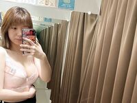 ล่าสุดที่รั่วไหลออกมาบน Twitter คือสาวปัญญาชนวิทยาลัยจิตวิทยาทางเลือก [คาริน] ที่ถ่ายรูปส่วนตัวที่ไม่เหมาะสมต่างๆ เธอชอบสร้างในส่วนส่วนตัวและชอบมีเซ็กส์กับลิลลี่เพื่อนสนิทของเธอ