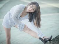 露臉才是王道！推特28萬粉無毛一線天饅頭逼36D純欲少女【兔子布朗尼】私拍，百合露出調教啪啪多種多樣