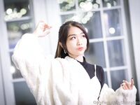 露臉才是王道！推特28萬粉無毛一線天饅頭逼36D純欲少女【兔子布朗尼】私拍，百合露出調教啪啪多種多樣