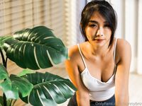 露臉才是王道！推特28萬粉無毛一線天饅頭逼36D純欲少女【兔子布朗尼】私拍，百合露出調教啪啪多種多樣