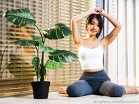 露臉才是王道！推特28萬粉無毛一線天饅頭逼36D純欲少女【兔子布朗尼】私拍，百合露出調教啪啪多種多樣