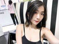 露臉才是王道！推特28萬粉無毛一線天饅頭逼36D純欲少女【兔子布朗尼】私拍，百合露出調教啪啪多種多樣