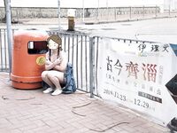 Menunjukkan wajah anda adalah cara untuk pergi! Orang tidak sepatutnya kelihatan tulen, berkulit cerah, tidak berambut dan cantik, gadis yang suka mendedahkan diri mereka [Yiliwen] melanggan, mendedahkan diri mereka di hadapan pelbagai orang di pasar raya