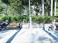 Menunjukkan wajah anda adalah cara untuk pergi! Orang tidak sepatutnya kelihatan tulen, berkulit cerah, tidak berambut dan cantik, gadis yang suka mendedahkan diri mereka [Yiliwen] melanggan, mendedahkan diri mereka di hadapan pelbagai orang di pasar raya