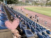 Menunjukkan wajah anda adalah cara untuk pergi! Orang tidak sepatutnya kelihatan tulen, berkulit cerah, tidak berambut dan cantik, gadis yang suka mendedahkan diri mereka [Yiliwen] melanggan, mendedahkan diri mereka di hadapan pelbagai orang di pasar raya