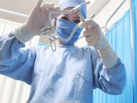 现在的小医院都这么野吗？白衣天使清纯护士帮病人打飞机，还帮口交，在手术室操作！在里面上班的医生和护士工资肯定很高