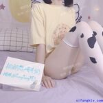 สวัสดิการ Ji สาวผมสีชมพูในชุดโลลิต้าบนทวิตเตอร์ [ตงตงอยากดื่มนม] ถ่ายแบบส่วนตัวโดยใช้อุปกรณ์ประกอบฉากเพื่อหลั่งของเหลวสีขาวออกมา