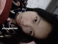 04年身材苗條小姐姐【胡椒仔】露臉高價定製，各種COSER粗大道具自慰，新娘子妝扮臉逼同框坐插