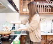 海角社區姐弟亂倫大神【豐乳肥臀的姐姐】爸媽不在家跟姐姐肆無忌憚的做愛從廚房做到卧室炮火響了一夜精液射她逼毛