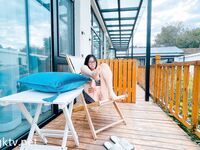 【超鮮明4K強化版】11月最新 - Twitter元祖夫婦露出界の巨匠「Little Cutie」が高原旅行中に捉えた大胆露出とセックス映像写真集！女の子もスタイルが良くて、意地悪でコケティッシュで、めちゃくちゃ犯されたいです (1)