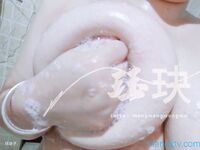 Yang terbaru bocor pada bulan November, di Twitter, seorang pelajar kolej dengan payudara besar berpayudara besar [Yu Jue] telah diambil gambar secara peribadi dengan bayaran Dia menggunakan alat mandi untuk melancap dengan payudara besar, punggung besar 