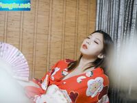 ในเดือนธันวาคม มีการเปิดเผยข้อมูลรั่วไหลที่น่าตกใจ ผู้คนหลายร้อยคนตกเป็นเป้าหมายในการถูกฆ่าในห้องน้ำของมนุษย์ หญิงสาวที่เกิดในปี 1995 ด้วยรูปร่างหน้าตาสูงและคลื่นลูกใหญ่ [Juicing Summer] เผยให้เห็นใบหน้าของเธอในการถ่ายทำแบบส่วนตัว ฉากนั้นค่อนข้างระเบิด