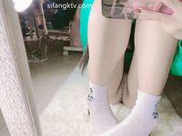 Inosenteng maliit na cutie [Eat Yaoyao] Maputi at malambot na lolita ang katawan, mabilog at cute na pink na puki, sobrang slutty sa murang edad, cute at contrasting