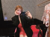 Vào cuối năm, một dòng tweet gây sốc xuất hiện trên Twitter. Nữ thần khuôn mặt cao và ngực khủng tương phản [Wine Moon], được chủ nhân đào tạo để quay phim riêng.