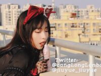 Vào cuối năm, một dòng tweet gây sốc xuất hiện trên Twitter. Nữ thần khuôn mặt cao và ngực khủng tương phản [Wine Moon], được chủ nhân đào tạo để quay phim riêng.