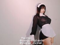 Vào cuối năm, một dòng tweet gây sốc xuất hiện trên Twitter. Nữ thần khuôn mặt cao và ngực khủng tương phản [Wine Moon], được chủ nhân đào tạo để quay phim riêng.