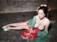 Vào cuối năm, một dòng tweet gây sốc xuất hiện trên Twitter. Nữ thần khuôn mặt cao và ngực khủng tương phản [Wine Moon], được chủ nhân đào tạo để quay phim riêng.