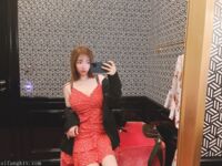 Vào cuối năm, một dòng tweet gây sốc xuất hiện trên Twitter. Nữ thần khuôn mặt cao và ngực khủng tương phản [Wine Moon], được chủ nhân đào tạo để quay phim riêng.