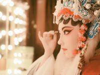 Vào cuối năm, một dòng tweet gây sốc xuất hiện trên Twitter. Nữ thần khuôn mặt cao và ngực khủng tương phản [Wine Moon], được chủ nhân đào tạo để quay phim riêng.