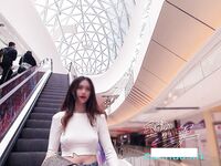 推特極品長腿大奶NTR綠帽淫妻控【阿崩】最新會員福利流出，各種公共場合露出約炮單男4P