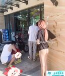 顶级反差女神〖娜娜爱之屋〗最新露出挑战，人来人往商场地铁人前偷偷露出，紧张刺激！超级反差