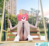 顶级反差女神〖娜娜爱之屋〗最新露出挑战，人来人往商场地铁人前偷偷露出，紧张刺激！超级反差