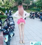 顶级反差女神〖娜娜爱之屋〗最新露出挑战，人来人往商场地铁人前偷偷露出，紧张刺激！超级反差