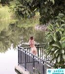 顶级反差女神〖娜娜爱之屋〗最新露出挑战，人来人往商场地铁人前偷偷露出，紧张刺激！超级反差