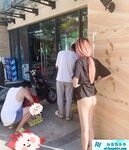 顶级反差女神〖娜娜爱之屋〗最新露出挑战2，人来人往商场地铁人前偷偷露出，紧张刺激！超级反差