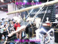 Isteri kontras atas! Seekor jalang berkulit cerah yang tampan di Panyu, Guangzhou [Mingo suka menunjuk-nunjuk] gambar dan faedah peribadi, didedahkan di hadapan orang ramai di luar rumah, memberikan seks oral di dalam tandas lelaki, membuatkan jantung ber